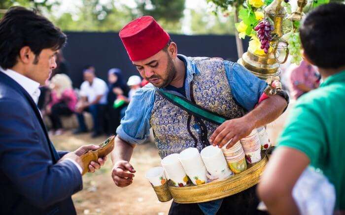 A guy dressed in traditional Jordanian attire 