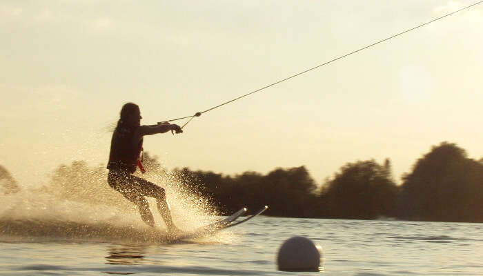 Waterskiing 