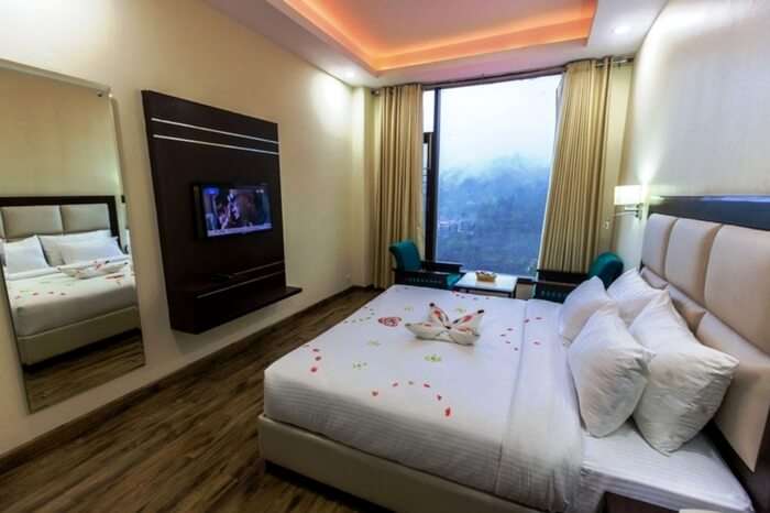 A well-decorated room with great outside views in Snow Valley Resort in Shimla