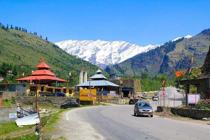 The road from Manali to Rohtang Pass