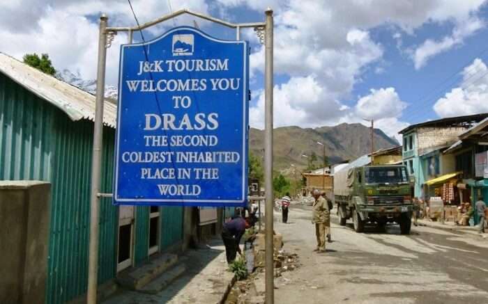 A board by the road in Dras welcoming tourists visiting Dras