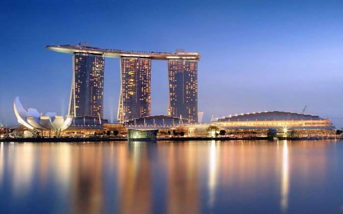 A luxurious hotel by the waters of Singapore