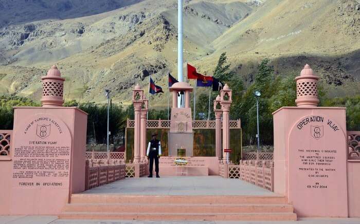 A soldier standing in front of Kargil War Memorial near Dras