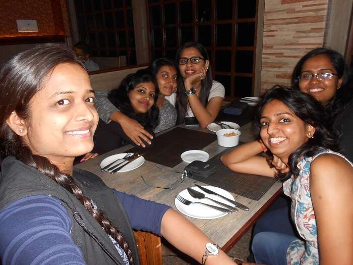 monali and friends at cafe
