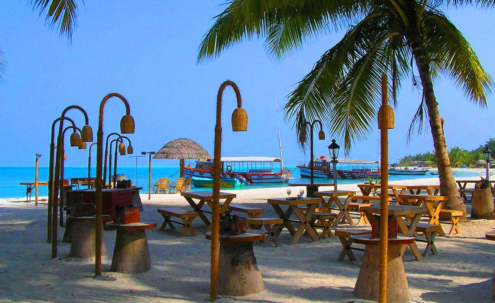 लक्षद्वीप पर्यटन स्थल सफेद रेतीले समुद्र तट पर खाने की मेज