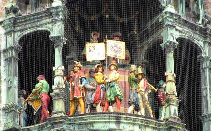 Human figurines during the Glockenspiel show