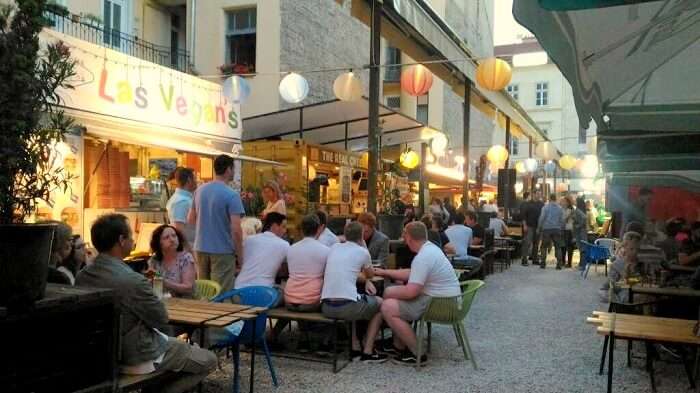 outdoor cafes in budapest