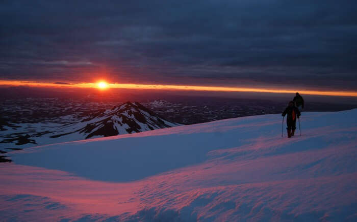 People taking the Midnight Sun hiking tour in Iceland