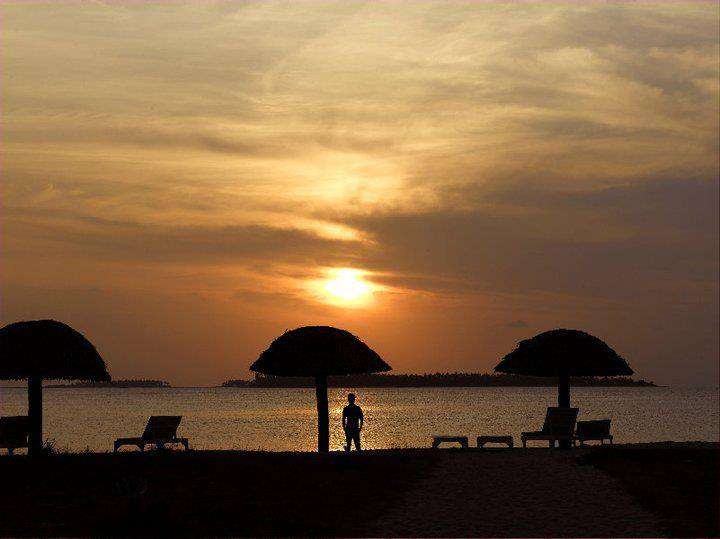 लक्षद्वीप पर्यटन स्थल बंगाराम द्वीप सूर्यास्त के दौरान एक शेड का सिल्हूट