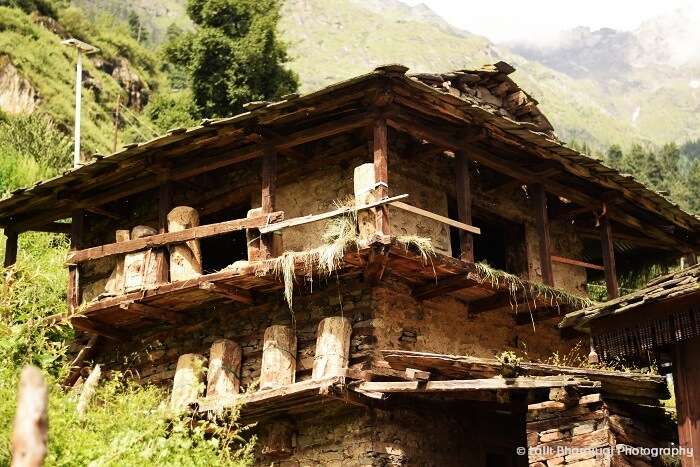 On the way to Kheerganga trek