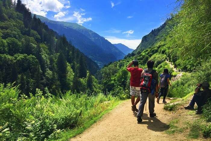 downward trek from Kheerganga