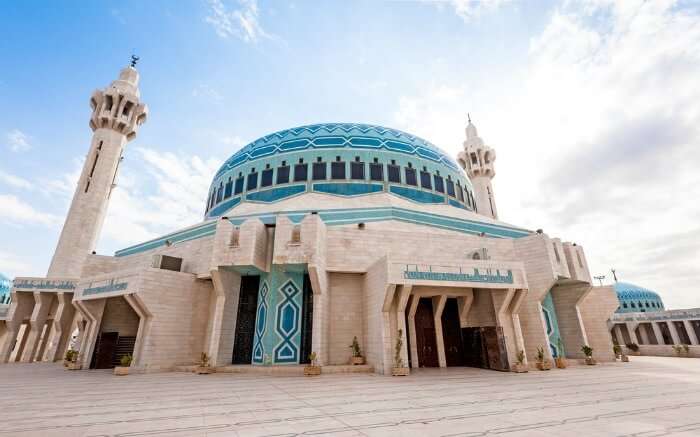 A vibrant view of King Abdullah Mosque