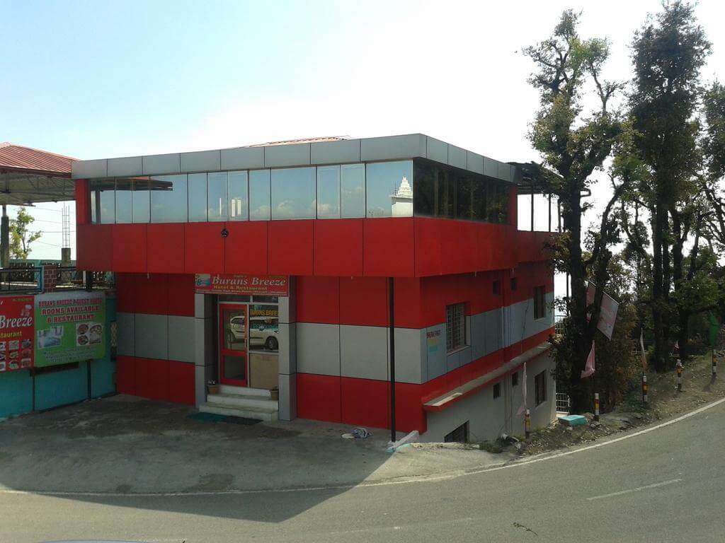 A budget hotel near road in Dhanaulti