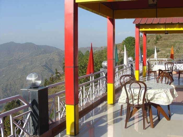 An in house rooftop restaurant in a hotel in Dhanaulti
