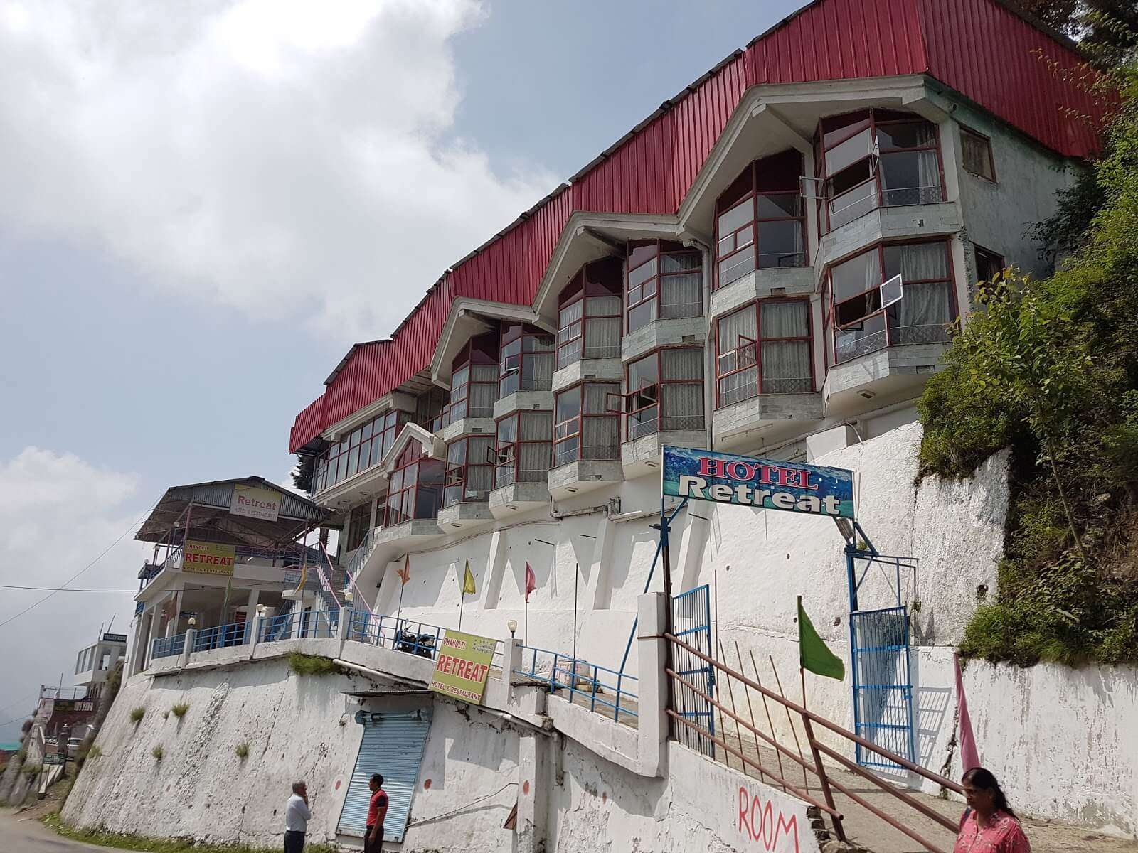 A view of an old hotel in Dhanaulti