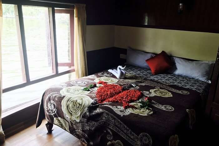 revan aarti kerala houseboat bedroom