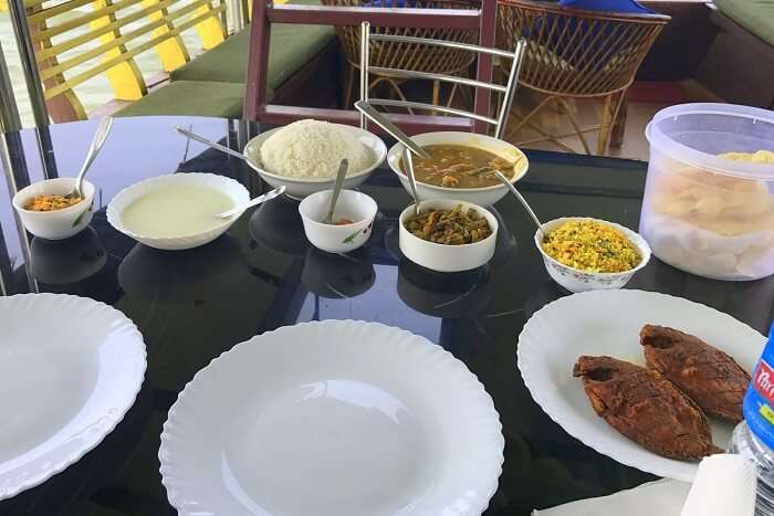 revan aarti kerala houseboat meal