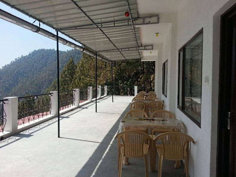a terrace of a hotel in Lansdowne