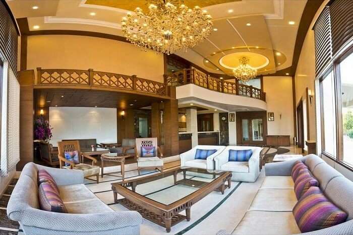 Lariya Resort lounge