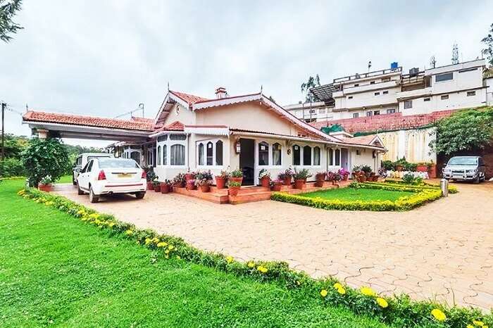 The drive-in of the Bouganvila Homestay in Ooty