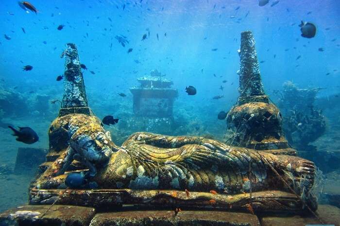 go diving and sea underwater statues at Nusa ceningan