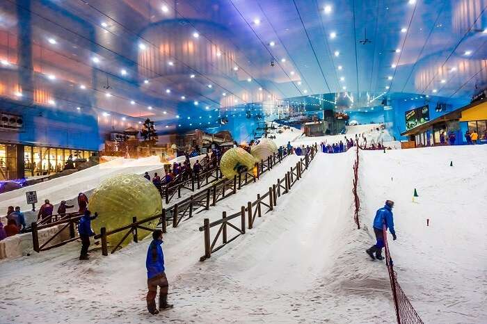 play with snow at ski dubai