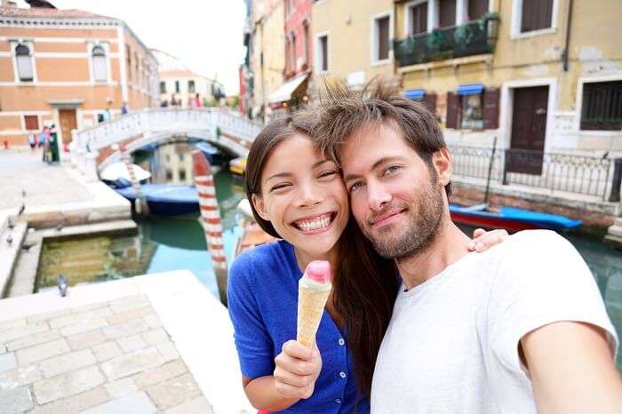 Couple eating gelato in Venice