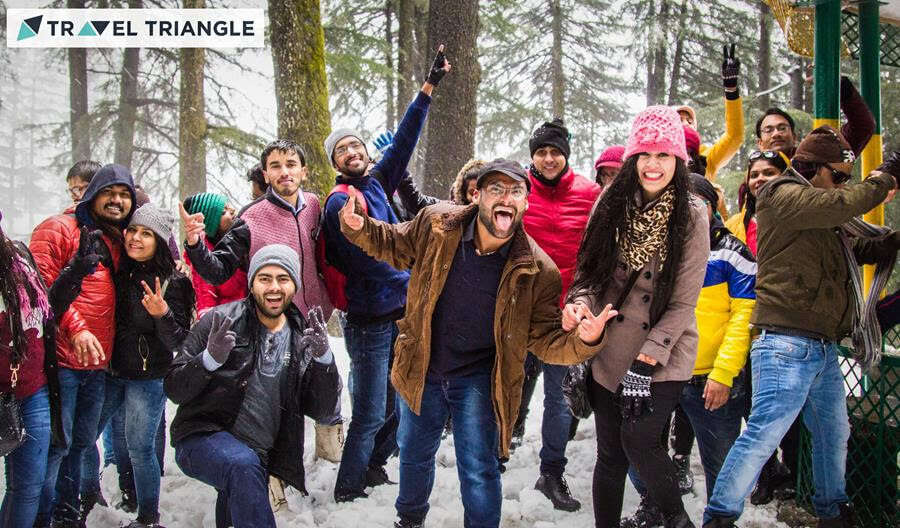 a bunch of people enjoying in manali during snowfall