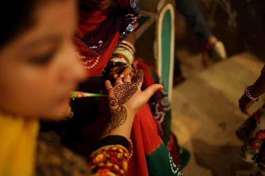 a women making henna tatto