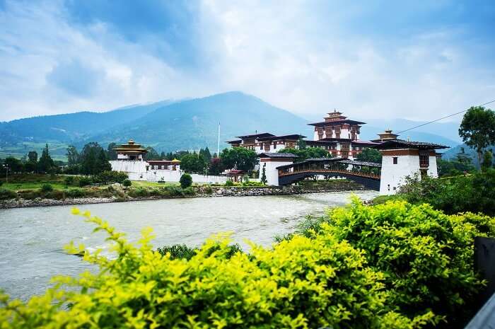 rafting in mo chhu river in bhutan