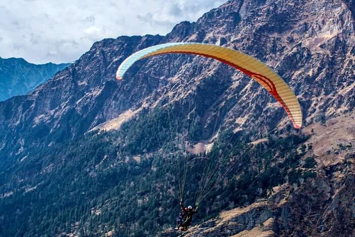 paragliding in solang valley