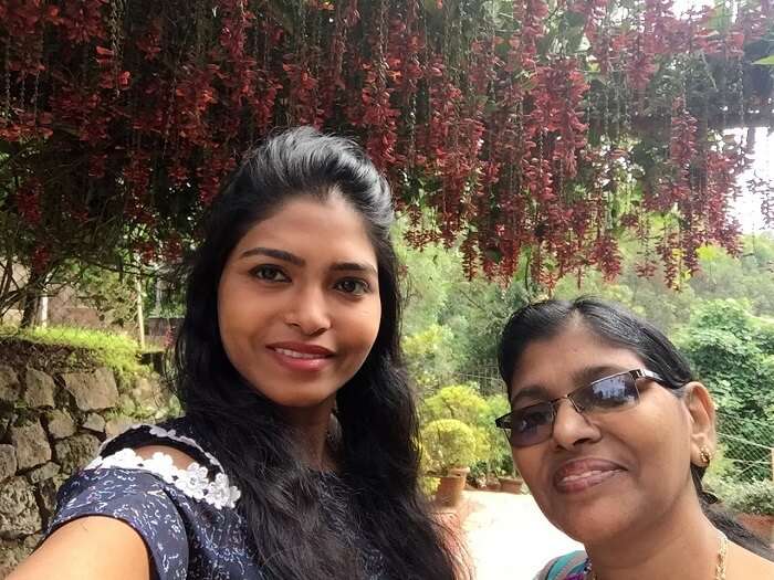 Mother and daughter in Munnar