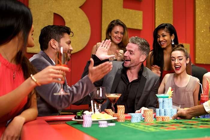 Enjoy Colombo’s buzzing nightlife