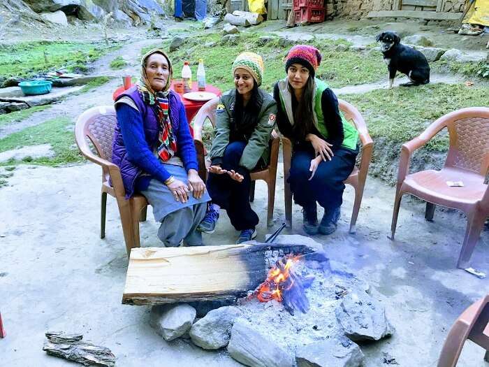 akansha kheerganga trip