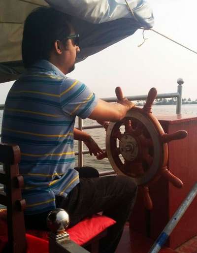Traveler driving the houseboat