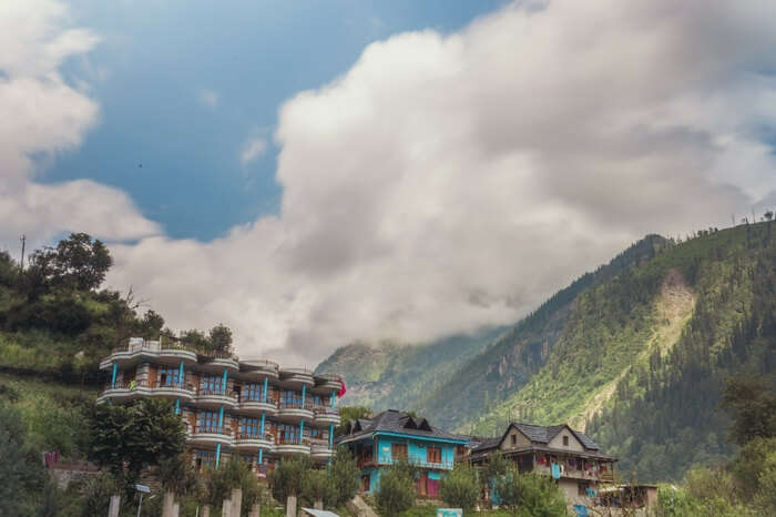 Homes and hotels in Tosh village near Kasol in winter
