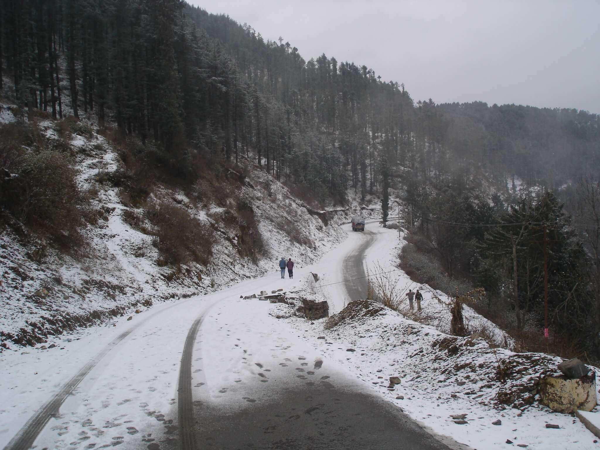 snow fall on Kufri roads