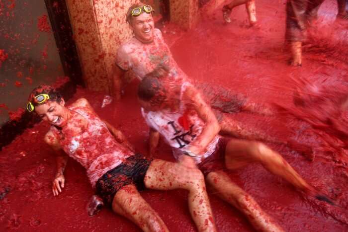 Acostados_en_un_lecho_de_tomate_-_La_Tomatina_2010(1)