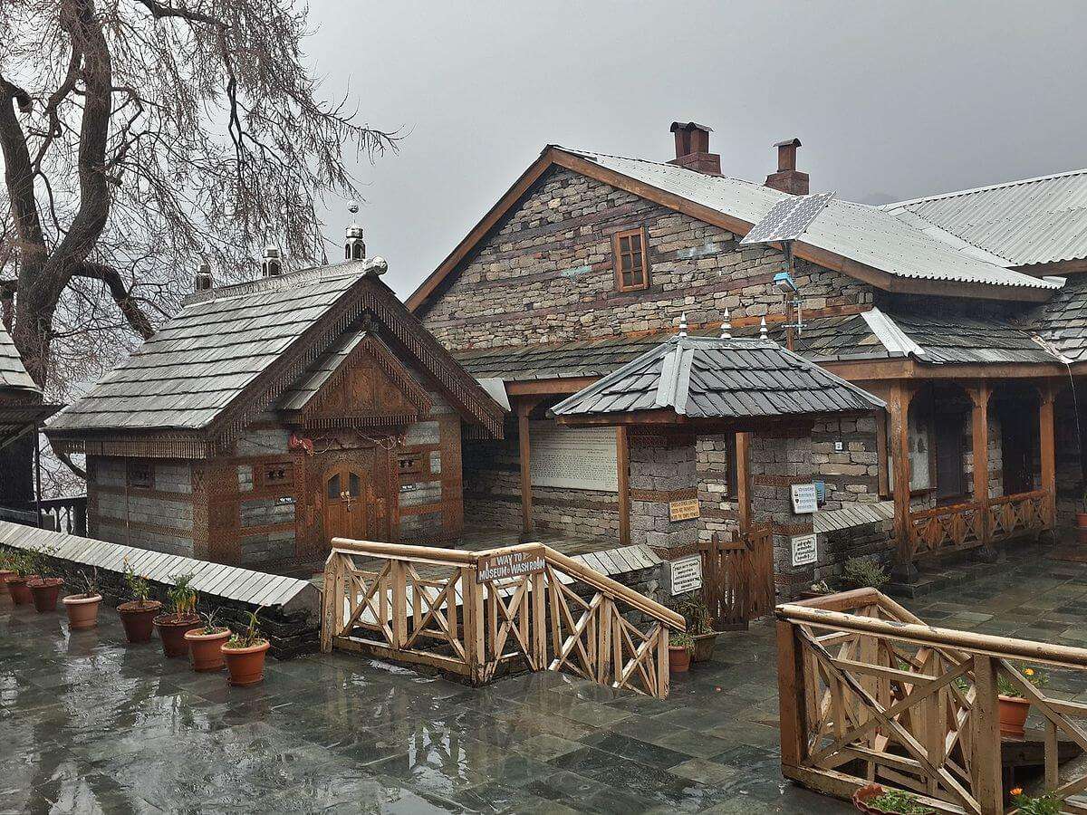 wooden houses in Naggar Village