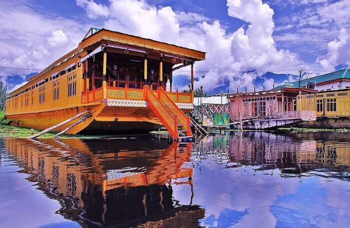 nhà thuyền neo trên hồ Dal ở Kashmir, Ấn Độ