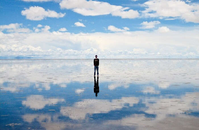 Đi bộ trên cánh đồng muối Salar de Uyuni, Bolivia