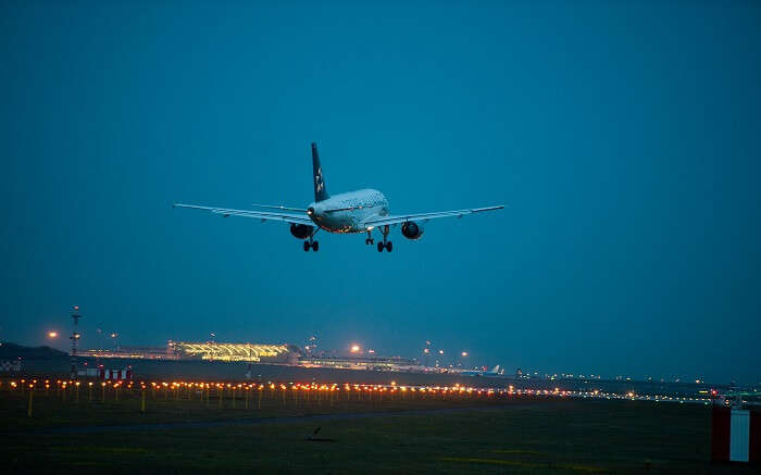 plane landing in Budapest at night