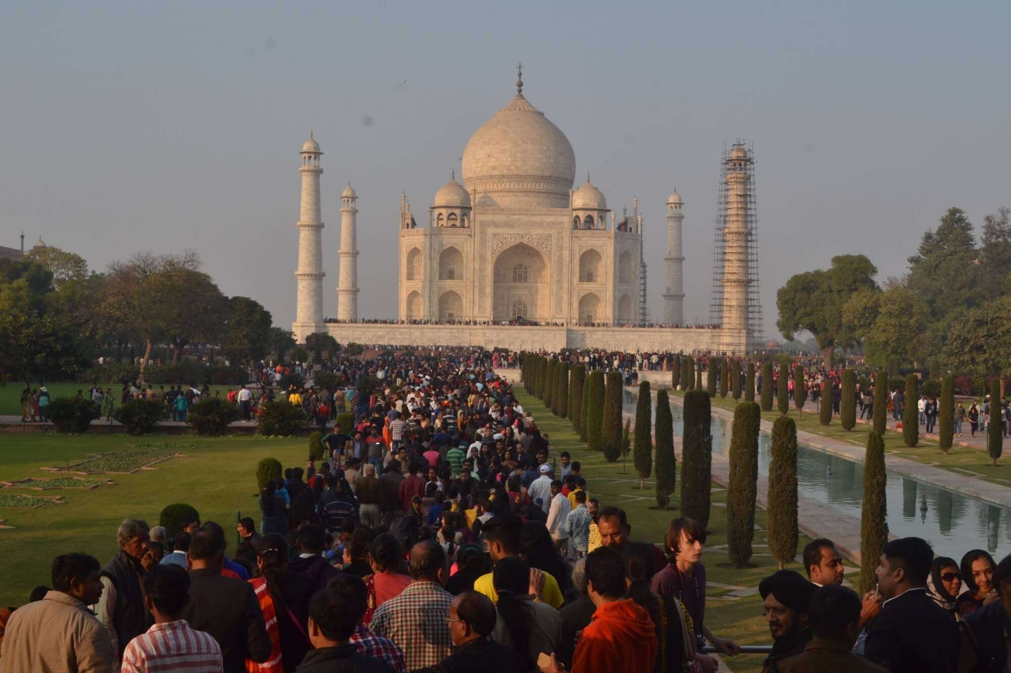 crowd in Taj Mahal