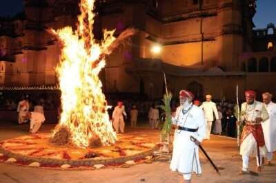 the king of Udaipur watching holika dahan