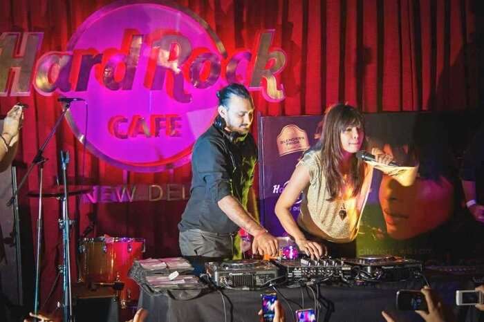 watch live band performances at Hard Rock Cafe, Saket