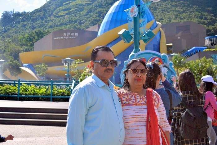 isha aggarwal hong kong family trip: family in Ocean Park