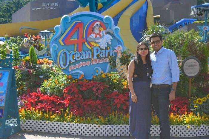 isha aggarwal hong kong family trip: isha and husband in ocean park