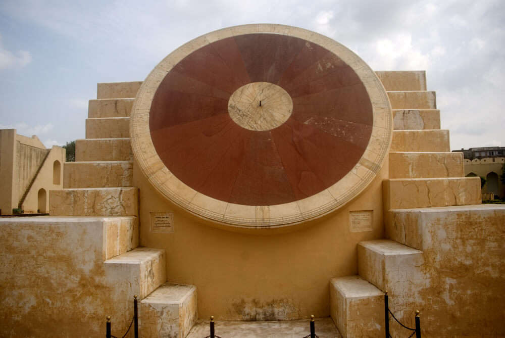 a huge sun dial in the premises of jantar mantar