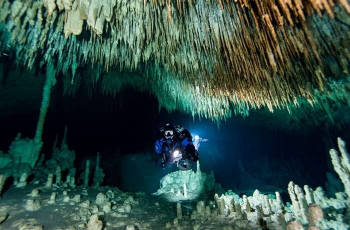 acj-1801-worlds-largest-underwater-cave (2)