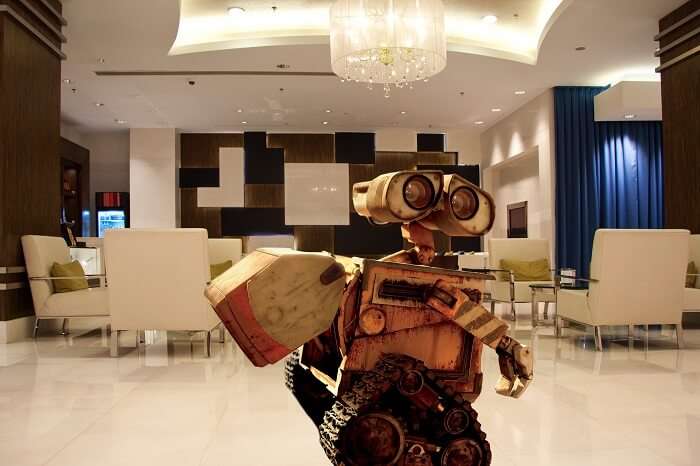 henn na hotel japan wall e robot